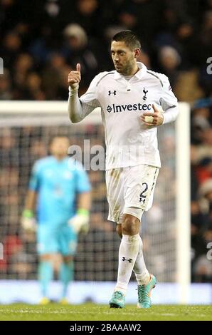 Le Clint Dempsey de Tottenham Hotspur célèbre après que sa tête se rebante de Panathinaikos gardien de but Orestis Karnezis (arrière-plan) et entre pour donner aux Spurs une tête de 2-1 Banque D'Images