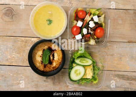 Plateaux avec repas approprié pour le gel. Stockage en hiver dans des récipients en plastique Banque D'Images