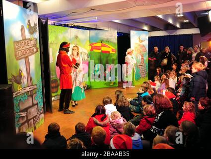 Les enfants regardent un Panto dans le stand Esher au parc Sandown Banque D'Images