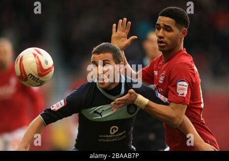 Lewis McGugan (à droite) de Nottingham Forest et Martin Paterson de Burnley se battent pour le ballon Banque D'Images