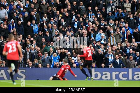 Les fans de Manchester City se rendent avec colère contre Wayne Rooney de Manchester United alors qu'il célèbre son premier but du jeu Banque D'Images