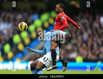 Patrice Evra (à droite) et Yaya Toure (à gauche) de Manchester United affrontent le ballon Banque D'Images