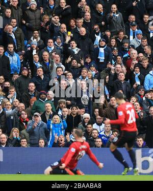 Les fans de Manchester City se rendent avec colère contre Wayne Rooney de Manchester United alors qu'il célèbre son premier but du jeu Banque D'Images