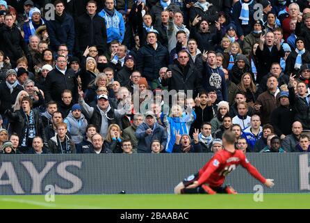 Les fans de Manchester City se rendent avec colère contre Wayne Rooney de Manchester United alors qu'il célèbre son premier but du jeu Banque D'Images