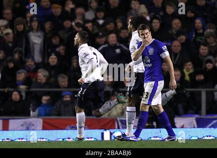 Clint Dempsey (à gauche) de Tottenham Hotspur célèbre son premier but du jeu Banque D'Images