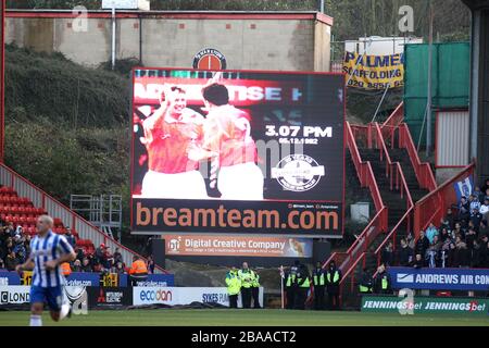 Une image de Colin Walsh est affichée sur le grand écran à 15h07 pour marquer quand il a marqué l'objectif gagnant dans le jeu de Back to the Valley en 1992 Banque D'Images