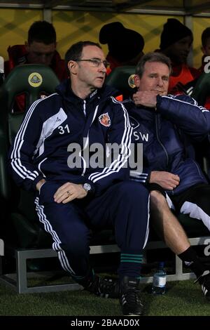 Martin O'Neill, gestionnaire Sunderland (à gauche), et Steve Walford (à droite) sur le banc Banque D'Images