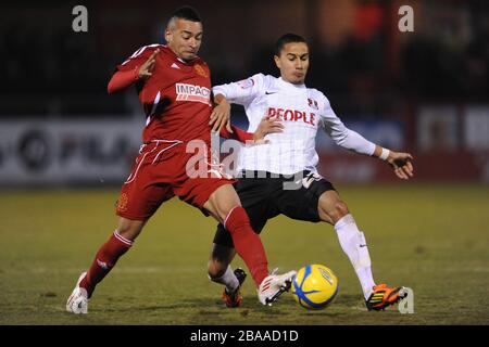 Nathan Arnold d'Alfreton Town et Alex Smith de Leyton Orient se battent pour le ballon Banque D'Images