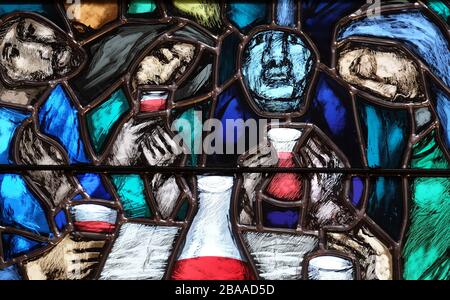 L'Esprit de Dieu réveille une nouvelle vie, à la fois morte et vivante, détail de vitrail par Sieger Koder dans l'église de Saint John à Piflas, Allemagne Banque D'Images