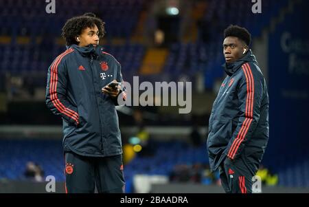 Joshua Zirkzee (à gauche) et Alphonso Davies avant le match Banque D'Images