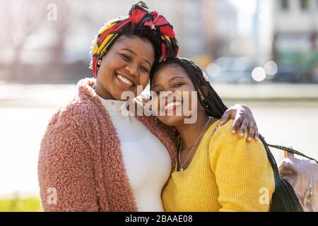 Deux belles femmes afro-américaines dans un quartier urbain Banque D'Images