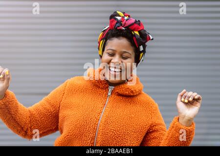 Afro american femme dans un quartier urbain Banque D'Images