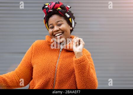 Afro american femme dans un quartier urbain Banque D'Images