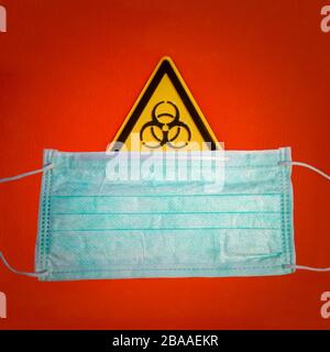 Signe de porte de risque biologique, contamination dangereuse comme virale, bactérienne ou champignons, et un masque médical Banque D'Images