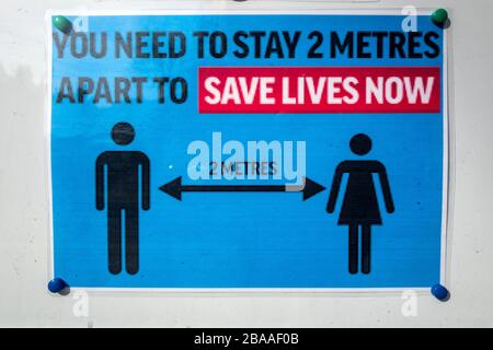 Brighton, Royaume-Uni, 26 mars 2020 : signalisation d'avertissement à l'extérieur d'un chantier de Brighton Banque D'Images