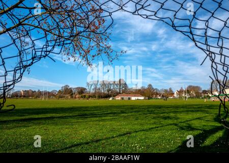Brighton, Royaume-Uni, 26 mars 2020 : un parc de quartier est déserté pendant le verrouillage Banque D'Images