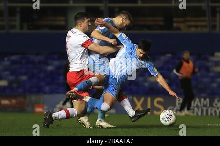 Liam Walsh de Coventry City (à droite) et Richard Wood de Rotherham United pour la balle Banque D'Images