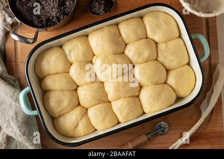 Buchty, petits pains traditionnels tchèques sucrés à base de pâte à levure, montant dans une poêle avant d'être cuit au four Banque D'Images