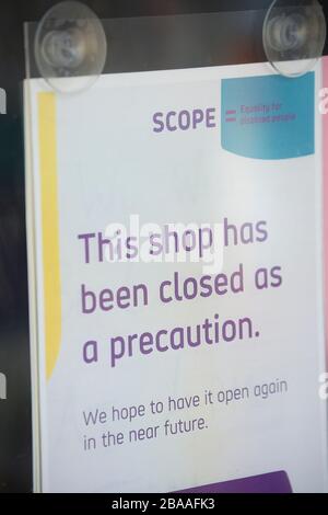 Un panneau dans la fenêtre d'une boutique de charité Scope à Gillingham Dorset indiquant que la boutique est maintenant fermée pour affaires en raison de l'éclosion du Coron Banque D'Images
