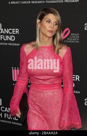 26 mars 2020: DOSSIER: L'actrice "Full House" LORI LOUGHLIN, son mari designer de mode, Mossimo Giannulli, et d'autres parents éminents ont exhorté un juge mercredi à rejeter les accusations contre eux dans l'affaire de corruption des admissions à l'université, accusant les procureurs de mauvaise conduite "extraordinaire". PHOTO : 28 février 2019, Beverly Hills, CA, USA : Lori Loughlin au Women's Cancer Research Fund une soirée inoubliable à l'hôtel Beverly Wilshire le 28 février 2019 à Beverly Hills, CA. (Image de crédit : © Kay Blake/ZUMA Wire) Banque D'Images