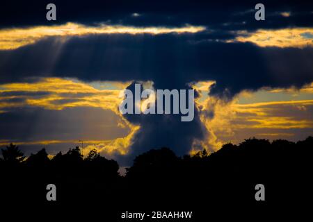 Les nuages magnifiquement formés s'installent dans le ciel alors que le soleil se couche un après-midi chaud en Irlande. Banque D'Images