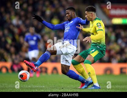 Ben Godfrey (à droite) de Norwich City et Kelechi Iheanacho de Leicester City se battent pour le ballon Banque D'Images