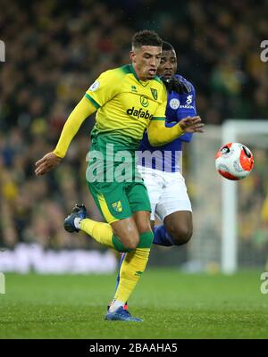 Ben Godfrey de Norwich City (à gauche) et Kelechi Iheanacho de Leicester City se battent pour le ballon Banque D'Images