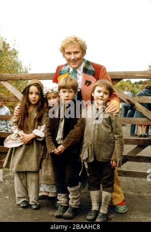 Docteur qui acteur Colin Baker avec des enfants qui ont joué des extras au Blists Hill Museum en 1984 Banque D'Images