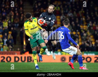 Le gardien de but de Norwich City Max Aarons (à gauche) et le gardien de but de Leicester City Kasper Schmeichel se battent pour le ballon Banque D'Images