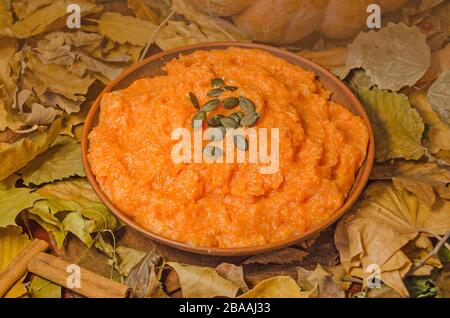 Porridge de millet avec citrouille dans un bol d'argile Banque D'Images