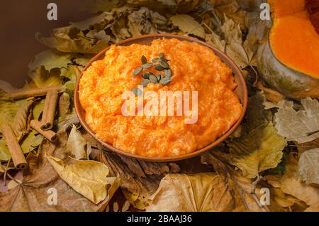 Porridge de millet avec citrouille dans un bol d'argile Banque D'Images