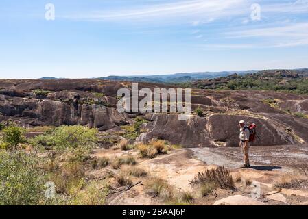 Un randonneur traverse le site du patrimoine mondial de l'UNESCO, le parc national de Matobo, au Zimbabwe. Banque D'Images