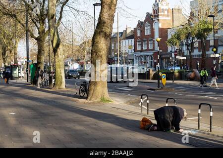 Londres, Royaume-Uni. 26 mars 2020. Verrouillage du coronavirus. Chiswick High Road pavé artiste et cyclistes. Un pavé artistes croches, craie à la main, sur une image que les cyclistes utilisent la route et le pavé. Crédit: Peter Hogan/Alay Live News Banque D'Images