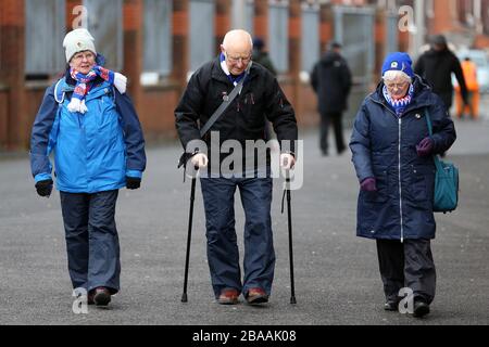 Les fans de Blackburn Rovers arrivent devant le match du championnat Sky Bet à Ewood Park Banque D'Images