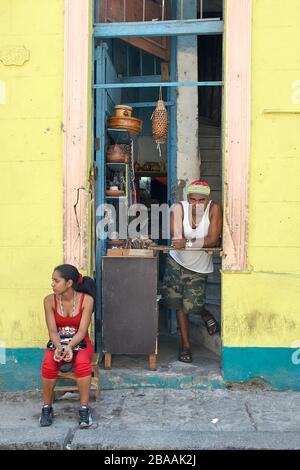 Propriétaire d'une boutique cubaine et assistant commercial en magasin vendant des souvenirs à la Havane Vieja Banque D'Images