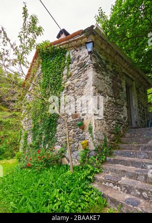 La France, le parc national des Cévennes, l'ancienne usine de fabrication de moulin, a maintenant utilisé une résidence aa Banque D'Images