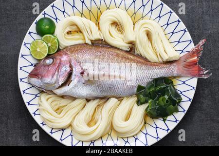 Tai somen, japonais très mince nouilles folle de farine blanche avec bream rouge cuit de mer Banque D'Images