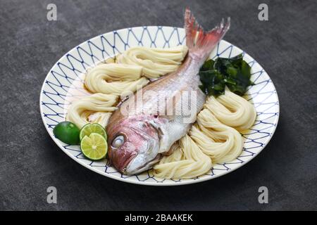 Tai somen, japonais très mince nouilles folle de farine blanche avec bream rouge cuit de mer Banque D'Images