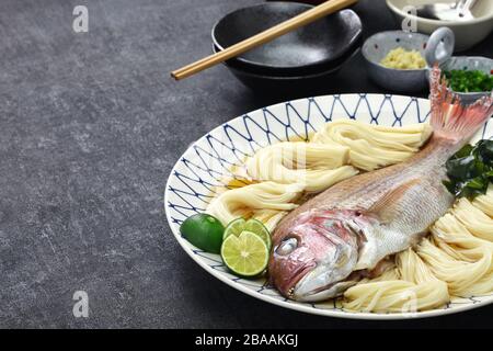 Tai somen, japonais très mince nouilles folle de farine blanche avec bream rouge cuit de mer Banque D'Images