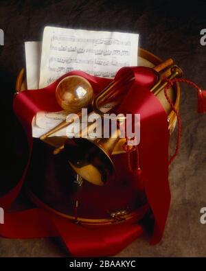 Photo verticale de papier note sur un sneare avec des tambours bâtons et saxophone sur le dessus Banque D'Images