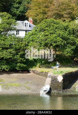 Maison avec jetée sur la rivière West Looe, Looe, Cornwall, Royaume-Uni Banque D'Images