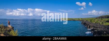 Vue panoramique solitaire sur la baie Alahaka, parc national Puuhonua o Honaunau à Hawaï, États-Unis Banque D'Images