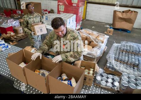 Les soldats de la Garde nationale de la Louisiane ont vendu des conserves dans toute la région de la Nouvelle-Orléans deuxième Harvest Food Bank à l'appui de COVID-19, ordonnances de quarantaine du coronavirus le 26 mars 2020 à la Nouvelle-Orléans, Louisiane. Banque D'Images