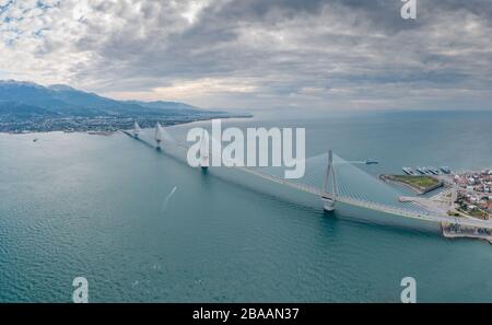 Vue aérienne sur le long pont de Rio en Grèce, qui est resté par câble, à la météo des nuages, à la gare des ferries Banque D'Images