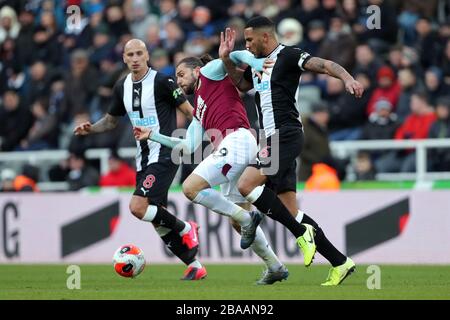 Jonjo Shelvey Burnley de Newcastle United's Jay Rodriguez et Jamaal Lascelles de Newcastle United en action Banque D'Images