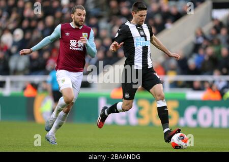 Jay Rodriguez de Burnley (à gauche) et Federico Fernandez de Newcastle United affrontent le ballon Banque D'Images