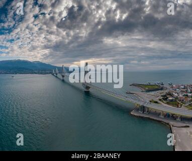 Vue aérienne sur le long pont de Rio en Grèce, qui est resté par câble, à la météo des nuages, à la gare des ferries Banque D'Images