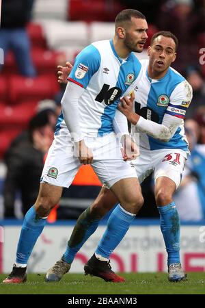 Bradley Johnson de Blackburn Rovers (à gauche) célèbre son score contre Swansea City' avec Elliot Bennett, coéquipier du Sky Bet Championship à Ewood Park Banque D'Images