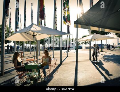 Lausanne, Suisse - 24 août 2019. Loisirs au bord de l'eau Port d'Ouchy sur la rive du lac de Genève à Lausanne, Suisse. Banque D'Images