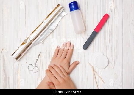 Femme enlève le vernis à ongles à la maison. Concept de manucure à domicile. Banque D'Images